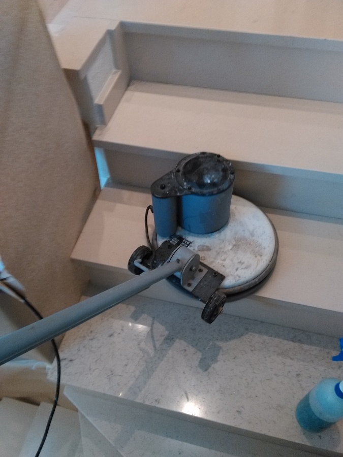 Abrillantando escalera