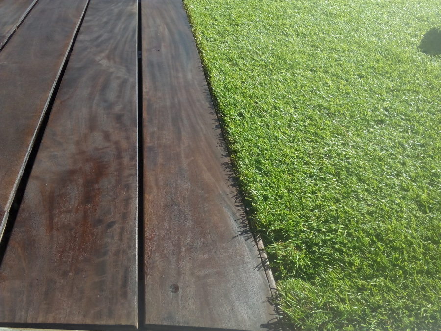 tarima y césped artificial