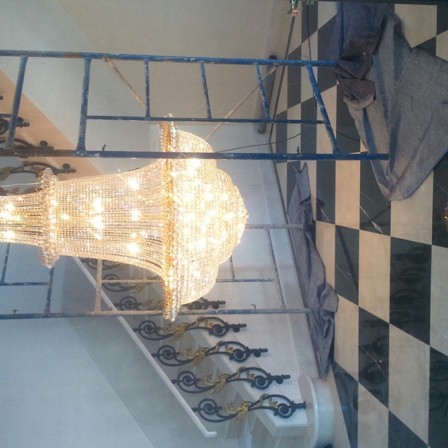 Terminación montaje de gran lámpara con cristales de varoski 