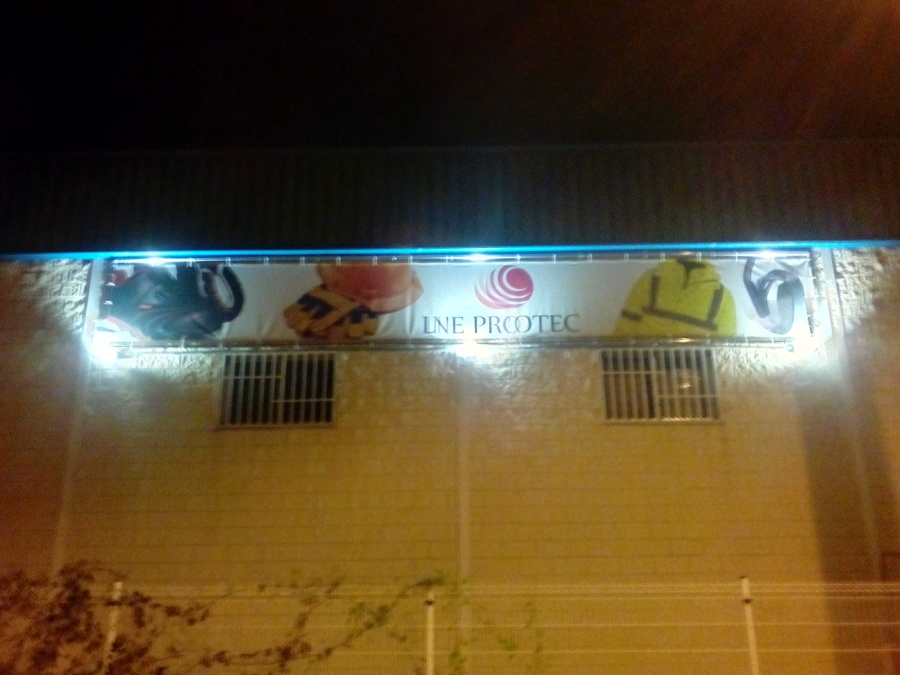 INSTALACIÓN FOCOS LEDS PARA RÓTULO EN FACHADA NAVE INDUSTRIAL