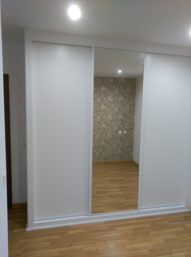 Frente de armario lacado blanco con luna de espejo corrdera