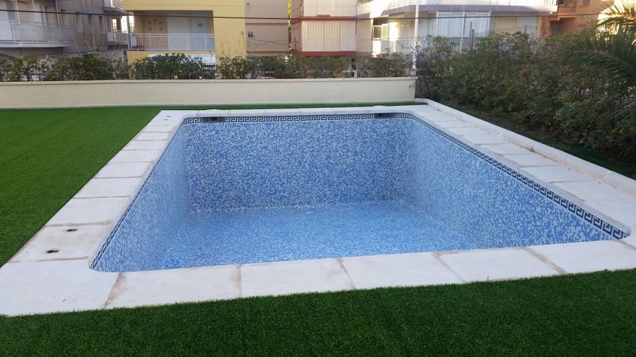 limpieza de piscina y cesped artificial