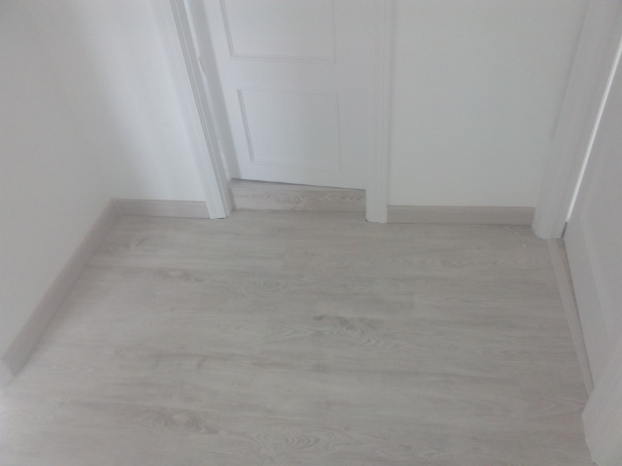 colocación de suelo laminado.
