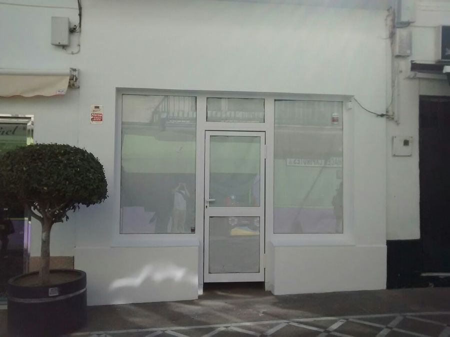 Fachada, marco puerta y escaparate local