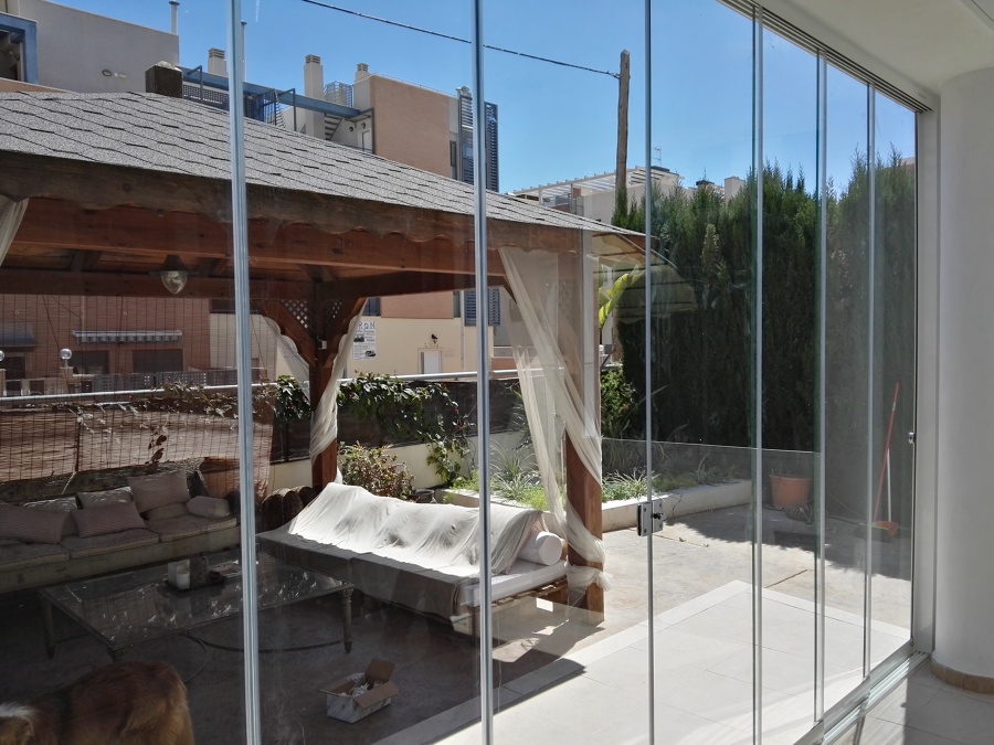 INSTALACIÓN CORTINA DE CRISTAL EN BUNGALOW