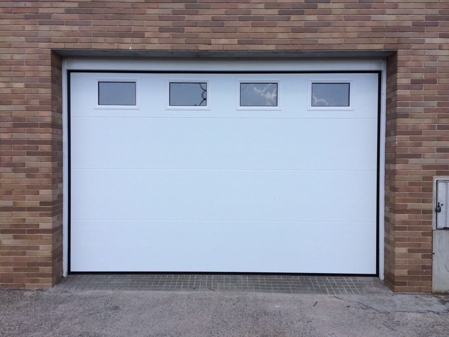 PUERTA SECCIONAL EN PANEL MICROPERFILADO