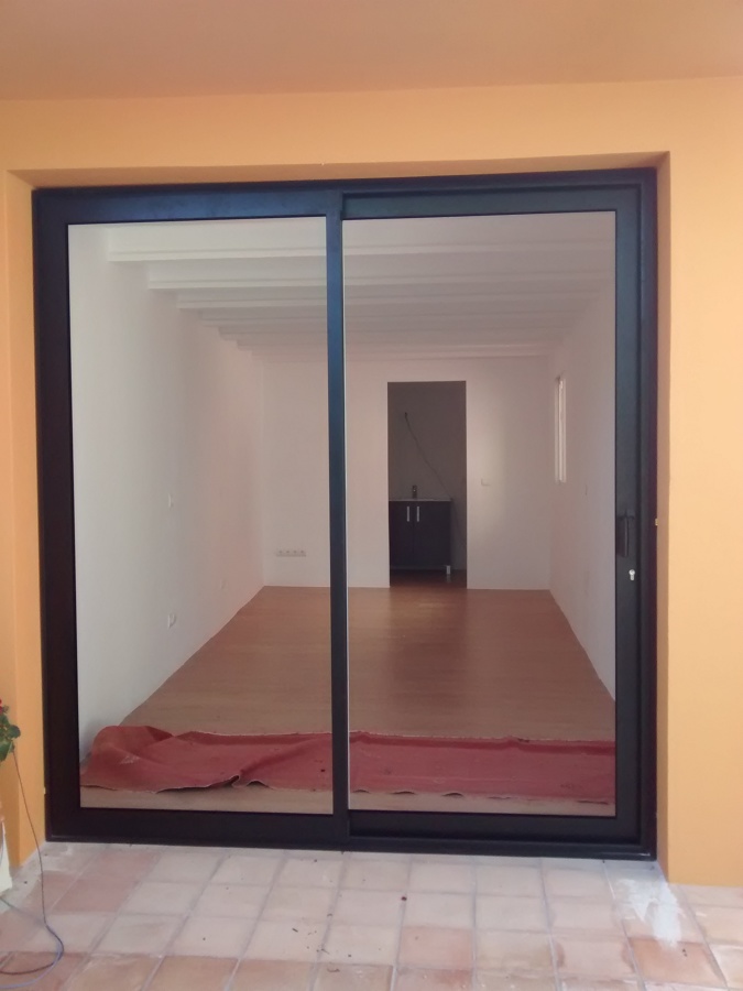 Puerta corredera de dos hojas aluminio negro mate