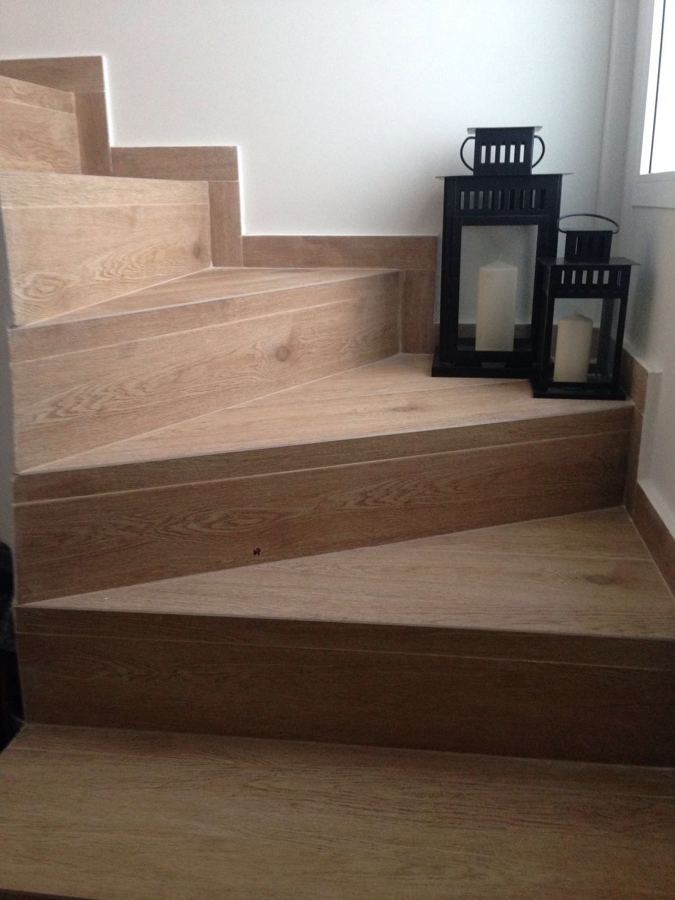 Formación de escalera con peldaños porcelánico
