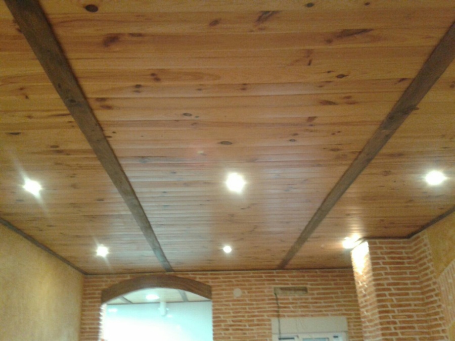 Revestimiento de madera en techo 