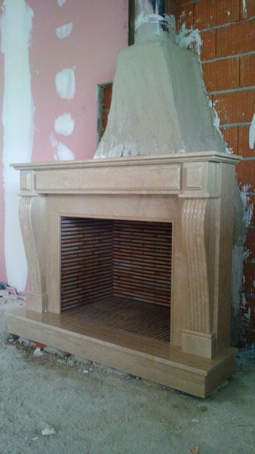 Chimenea abierta con embocadura en Travertino Romano