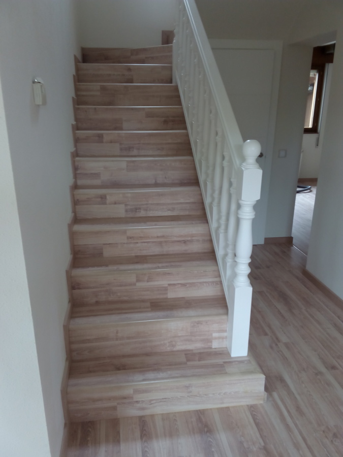 Escalera revestida de tarima flotante.