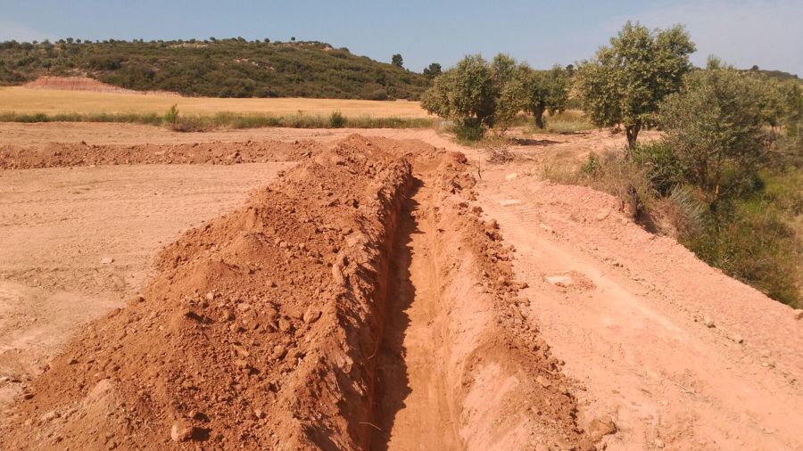 Realización de zanja para posterior instalación de riego a la finca