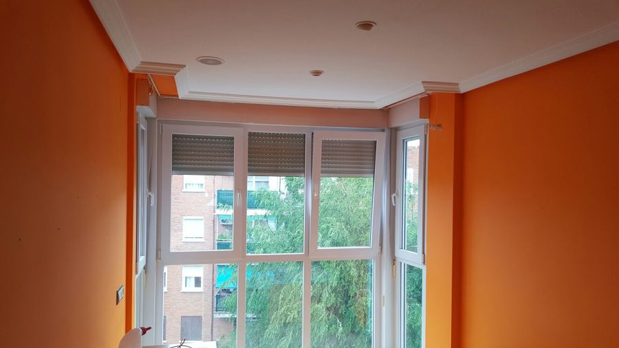 Salón en pintura plástica lisa