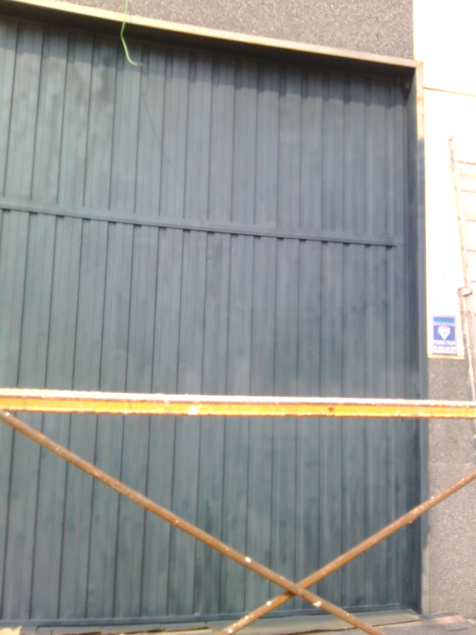 Puerta de nave industrial sin terminar 