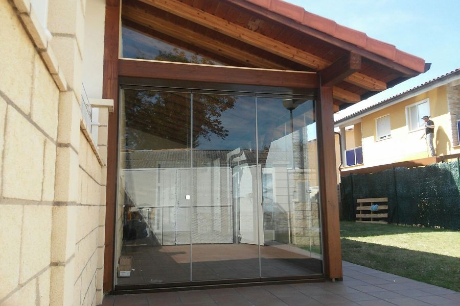 Cerramiento de cortina cristal  de porche de madera