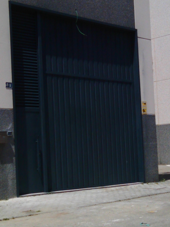 Puerta de nave industrial terminada 