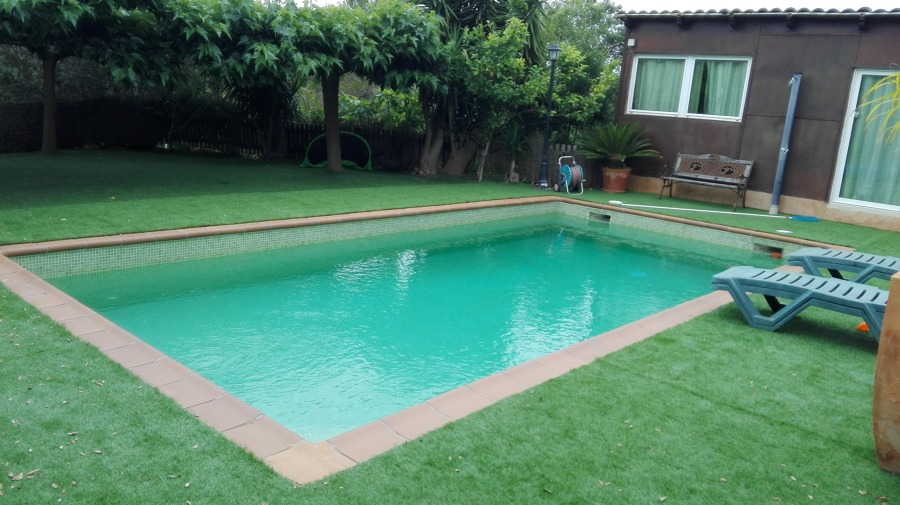 Piscina y jardin