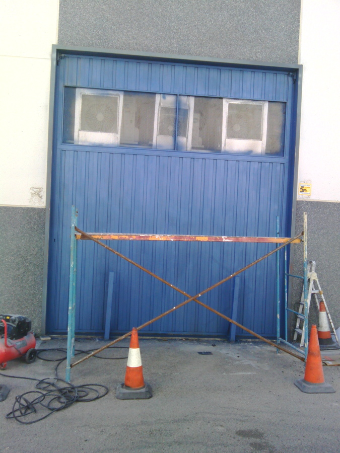 Puerta de nave industrial sin terminar 