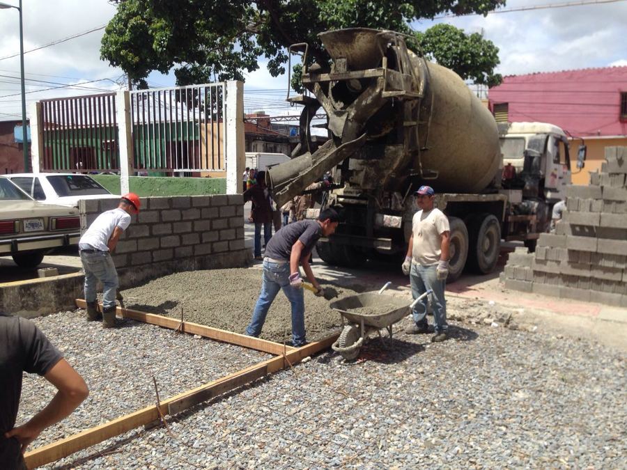 vaciado de hormigón con mixer para soleras de pavimento rigido