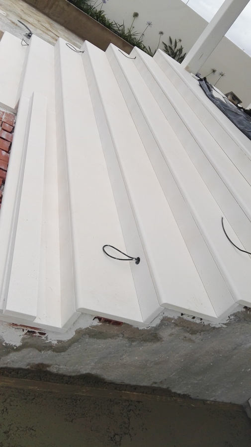 Peldaños en blanco paloma piedra natural