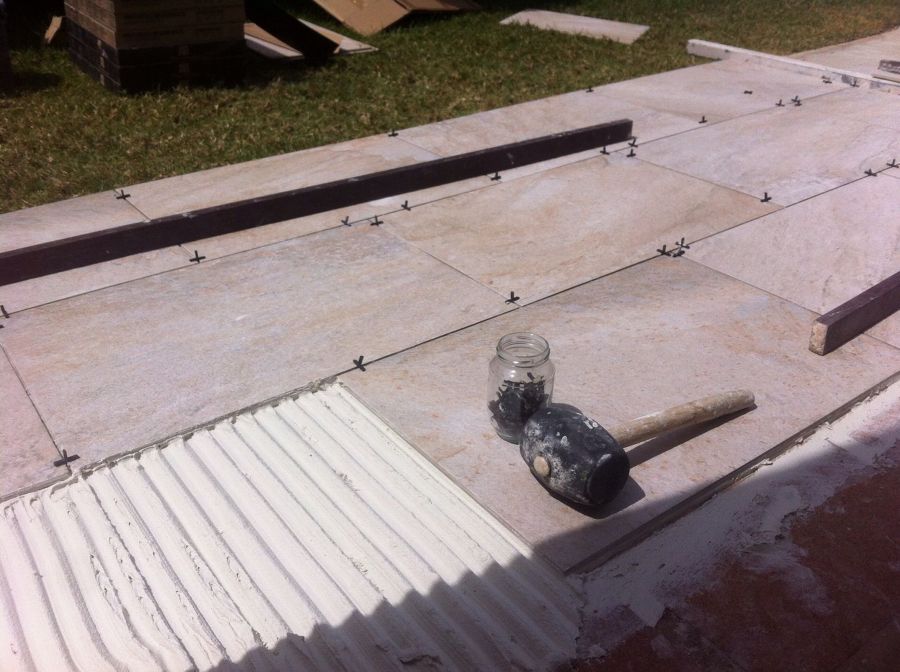 Colocacíón y aplicación de cemento cola porcelánica con llana de dientes