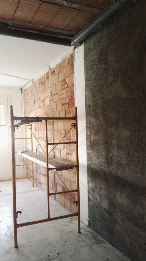 Revestimiento enfoscado maestreado y fratasado de paramento vertical. 