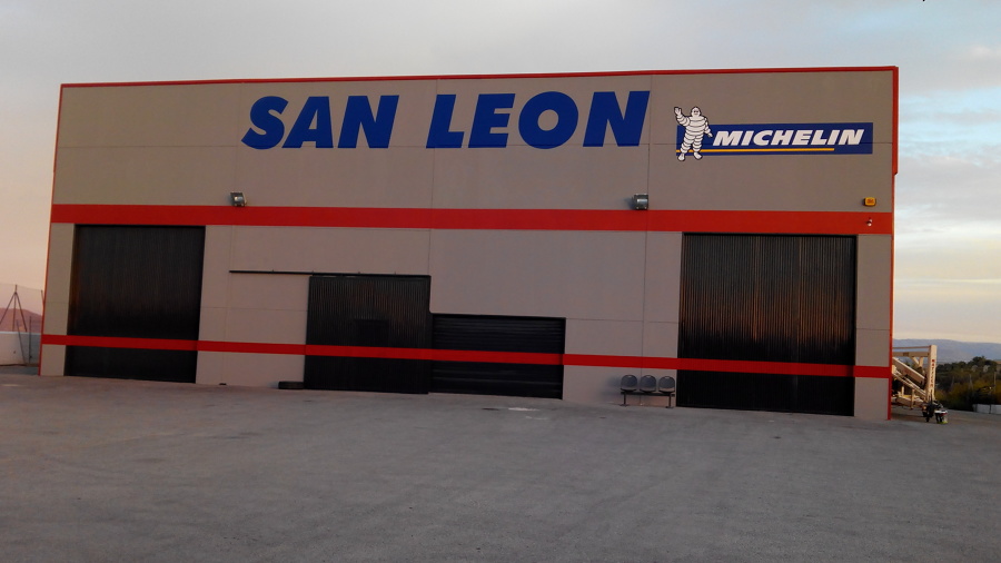 fachada de taller con letreros