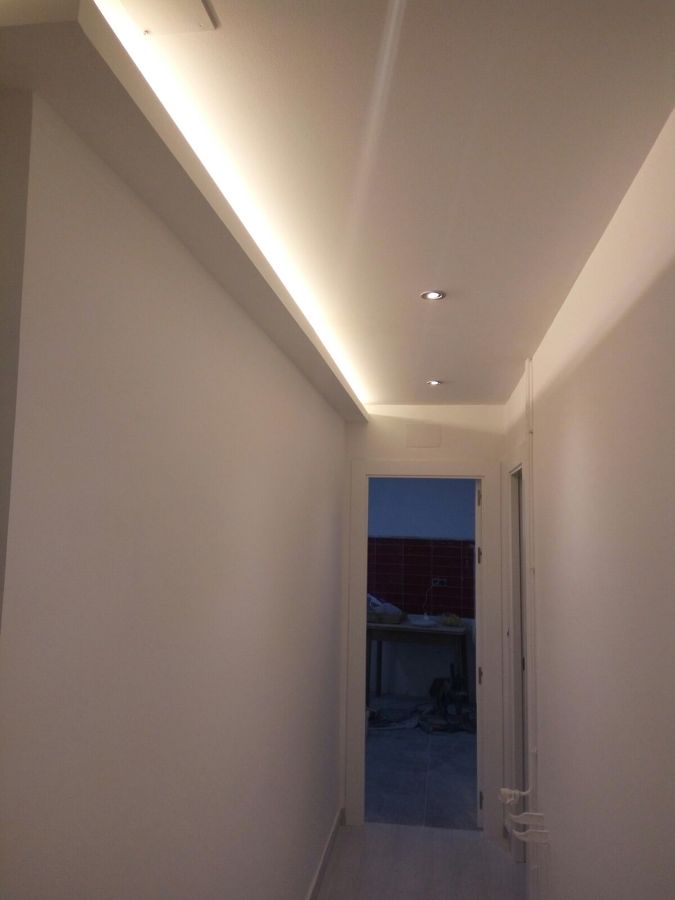 PASILLO CON LUCES INDIRECTAS DE LED