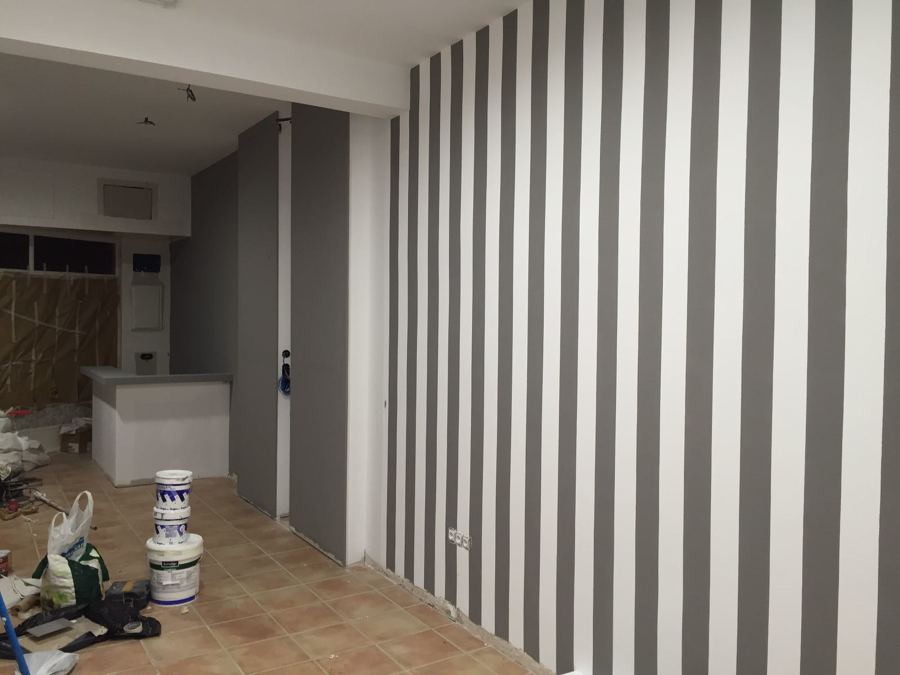 Pared a rallas en peluqueria