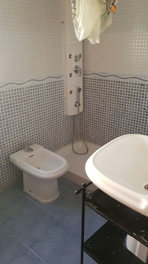 Baño limpio y desinfectado