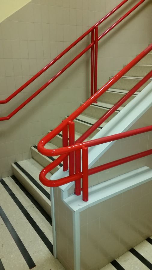 Pasamanos en colegio de invidentes