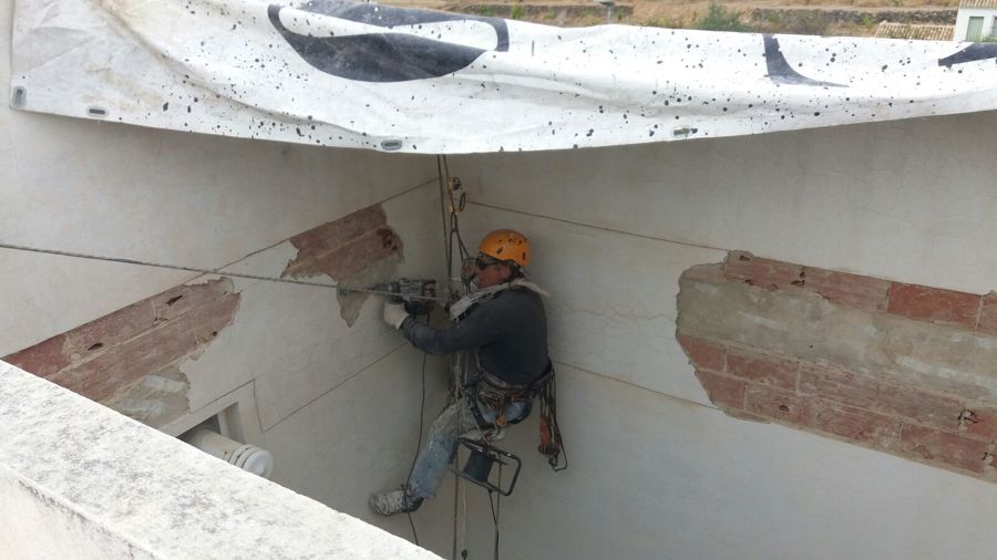 Restauración de grietas de forjado en patios de luces.