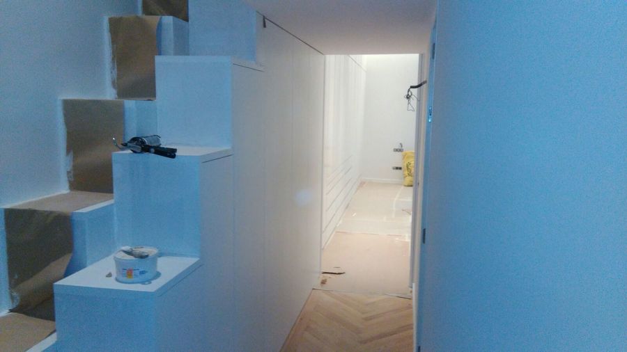 escalera y armario habitacion