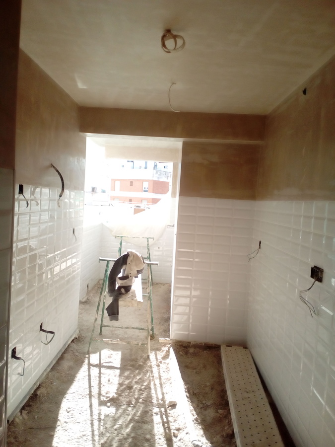 Cocina vintage a media altura con perlita maestreada