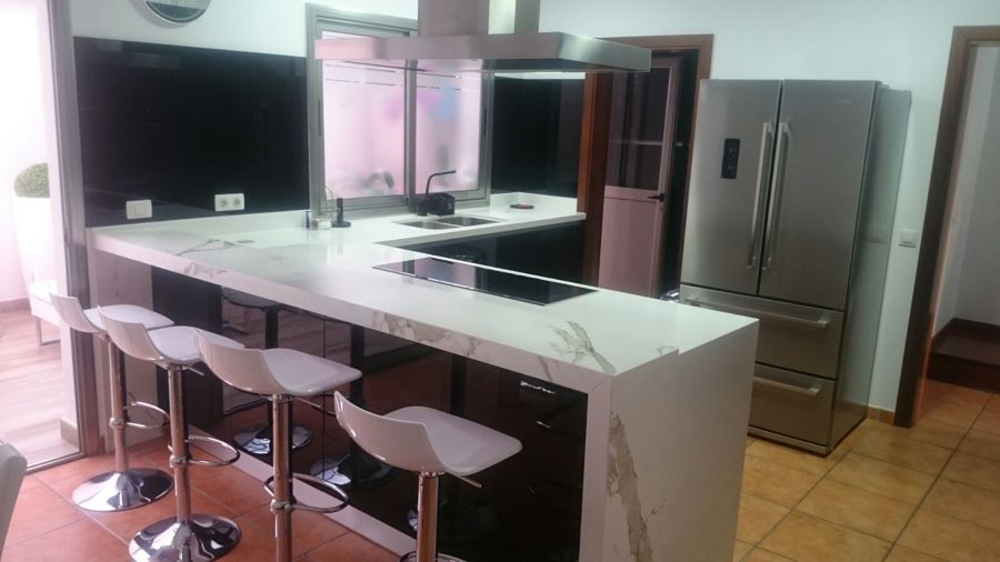 Cocina en ele con ZONA de Despensas Empotradas en la pared de enfrente