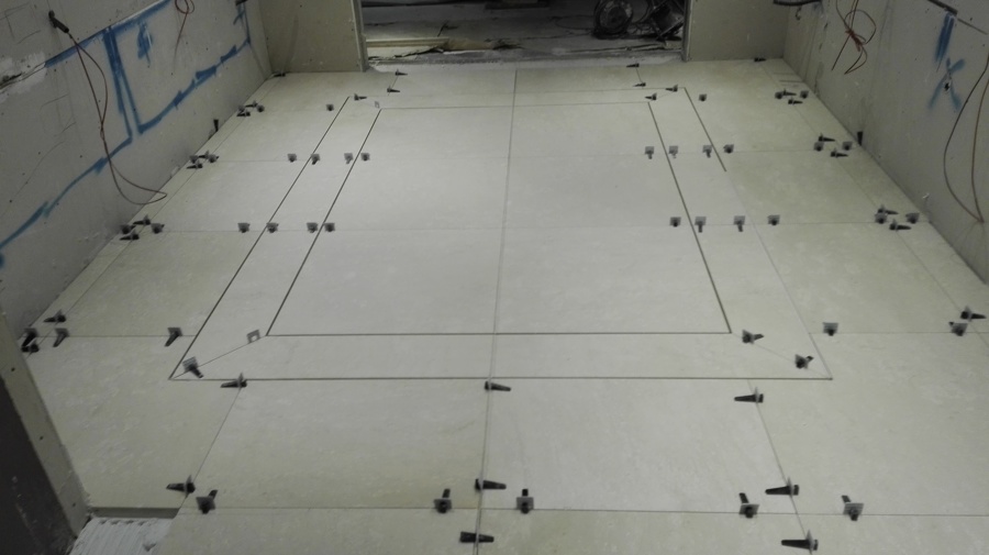 Obra maestra con alfombra simulada en pavimento de marmol