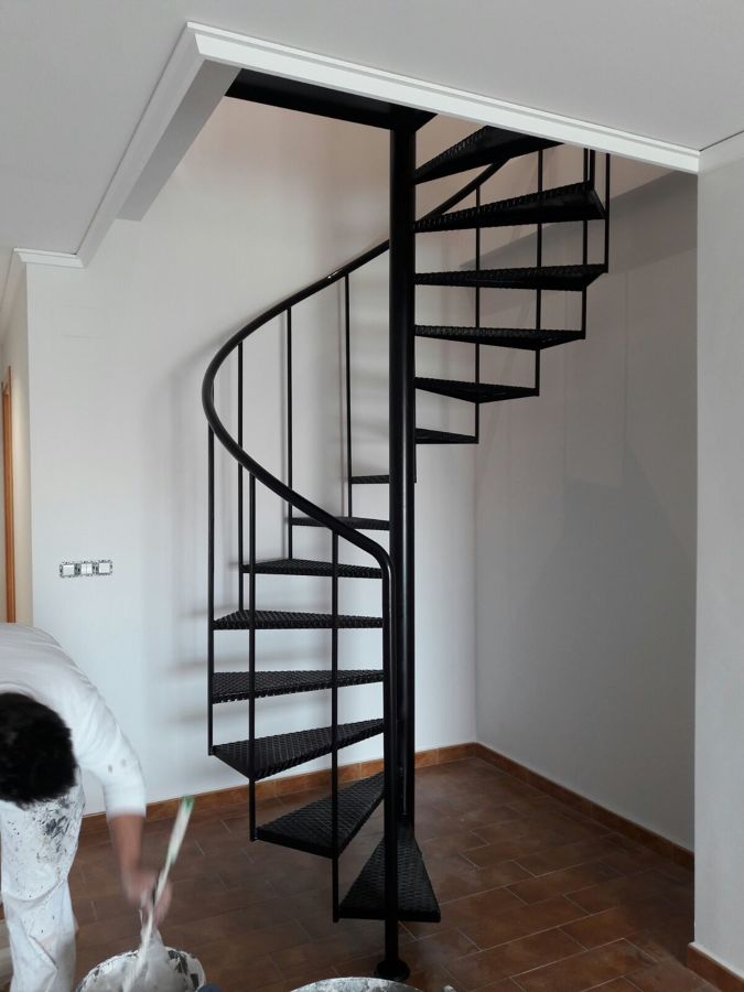 pintura de esmalte laca en escaleras de caracol