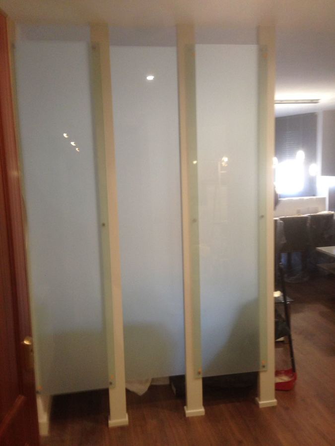 SEPARADOR DE ENTRADA A VIVIENDA CON PALOS LACADOS Y CON CRISTALES