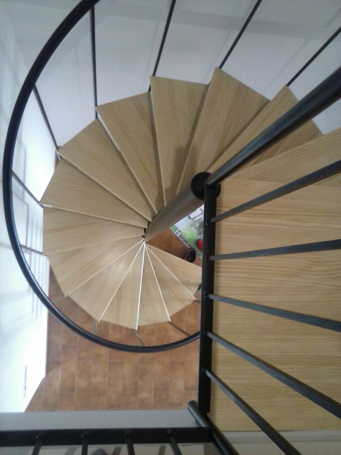 revestimiento de madera y pintura de esmalte laca en escaleras de caracol