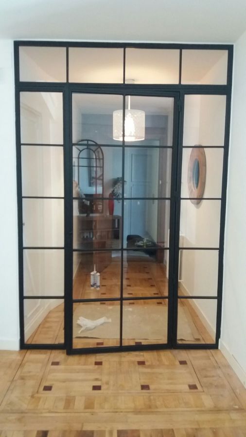 puerta abatible con fijos, de hierro y cristal