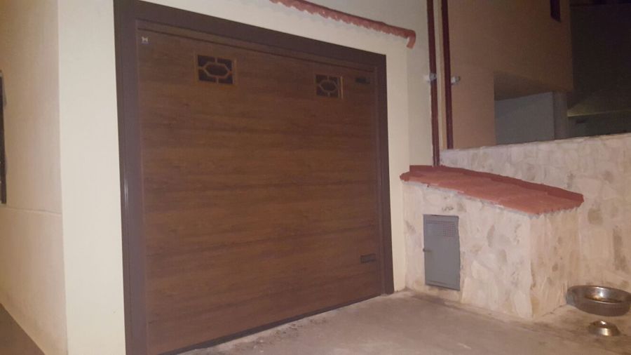 Colocación de puerta de garaje seccional automática