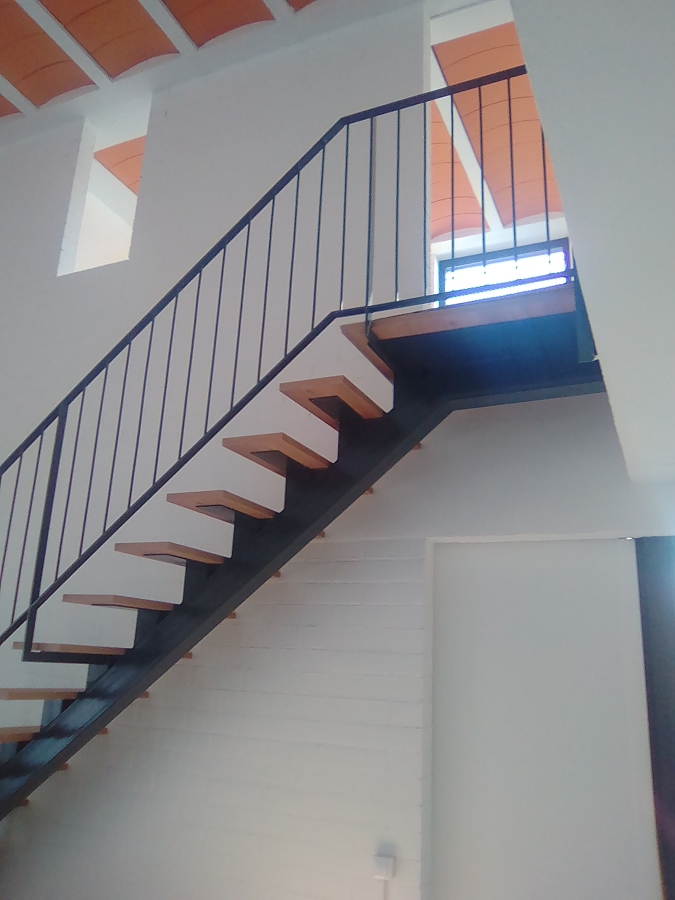 ESCALERA  METALICA CON  UNA  BIGA  CENTRAL  Y  ESCALONES  DE  MADERA