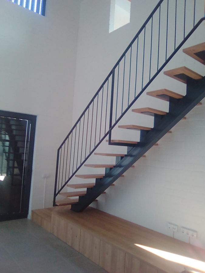 ESCALERA  METALICA  CON  ESCALONES  DE  MADERA Y  BARANDILLA  METALICA