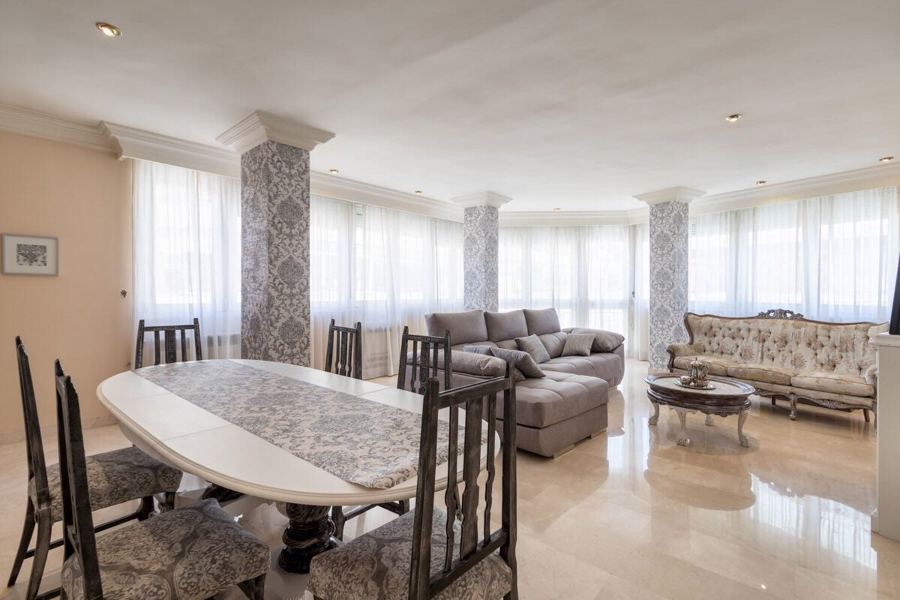 Salón decorado con papel pintado