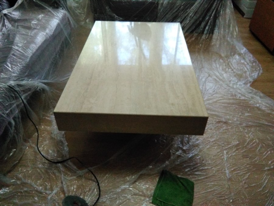 Pulido y abrillantado de mesa de marmol travertino