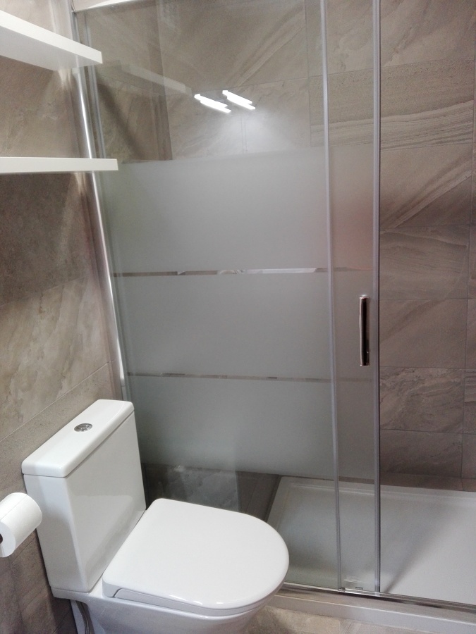 Cambio de sanitarios, pavimento y revestimiento en Baño