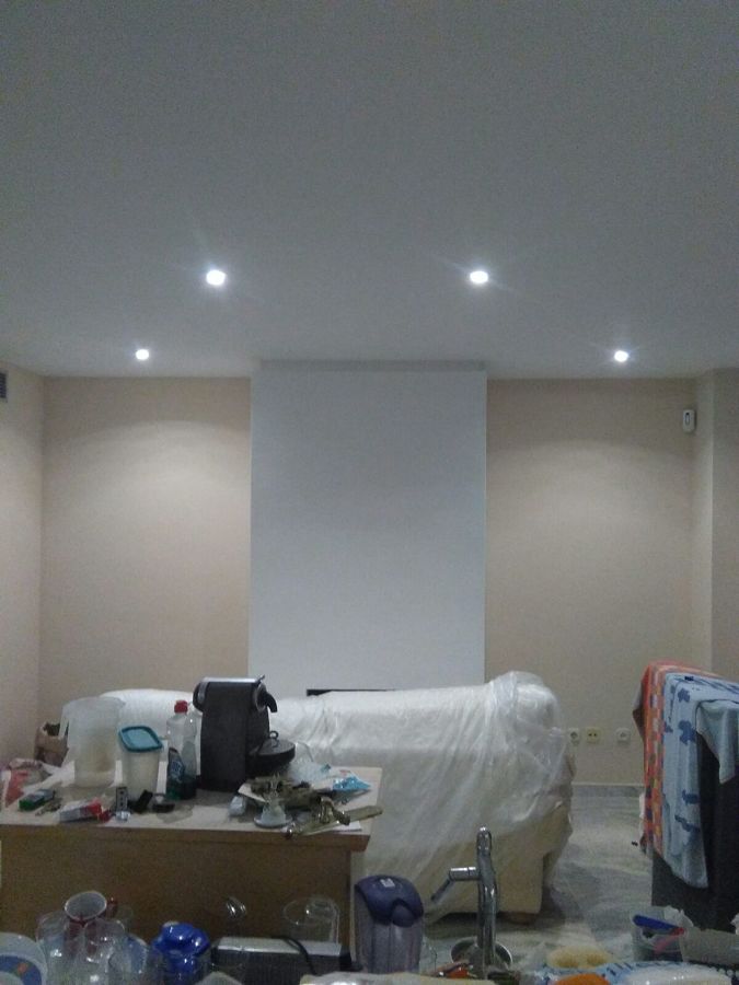 Decoración de salón con luces empotrados en  techos de yeso