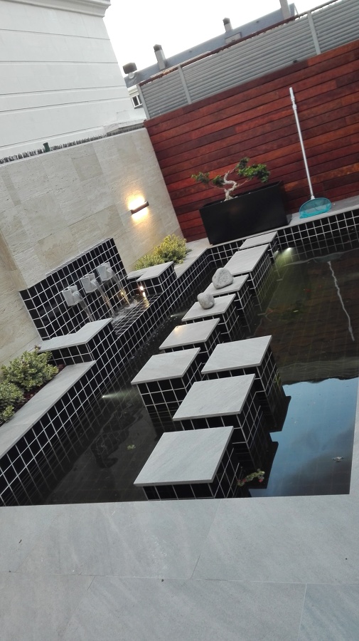 Estanque con paso flotante