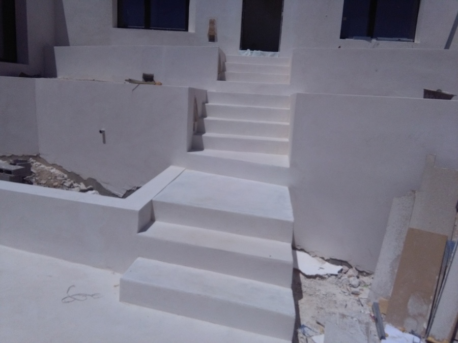 escalera de hormigón blanco pulido