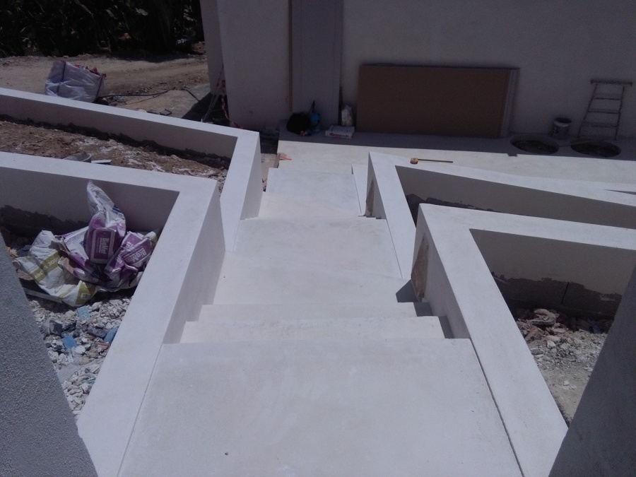 escalera exterior de hormigón pulido